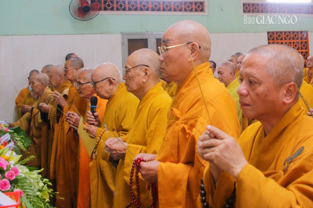 Chư tôn đức dâng hương tưởng niệm Giác linh Hòa thượng Thích Tắc Lãnh