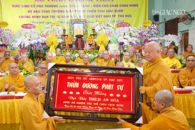 Đại đức tân trụ trì đón nhận khánh vàng chúc mừng của Thường trực Ban Trị sự GHPGVN TP.Thủ Đức do Hòa thượng Trưởng ban Thích Thiện Minh trao tại buổi lễ