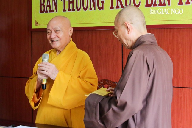 Thượng tọa Thích Huệ Khai đón nhận tịnh tài của thiền phái Trúc Lâm cúng dường đến đại hội Thượng tọa Thích Huệ Khai đón nhận tịnh tài của thiền phái Trúc Lâm cúng dường đến đại hội