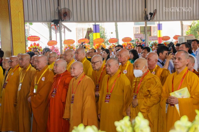 Chư tôn đức thực hiện nghi thức chào Quốc kỳ, Đạo kỳ