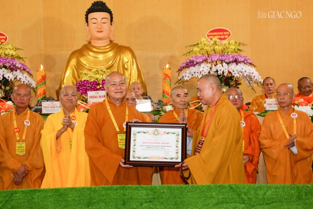 Hòa thượng Thích Nhật Quang đón nhận Bằng tuyên dương công đức của Trung ương Giáo hội