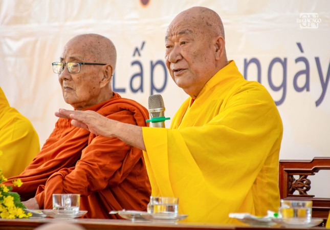 Trưởng lão Hòa thượng Thích Nhật Quang ban đạo từ Trưởng lão Hòa thượng Thích Nhật Quang ban đạo từ