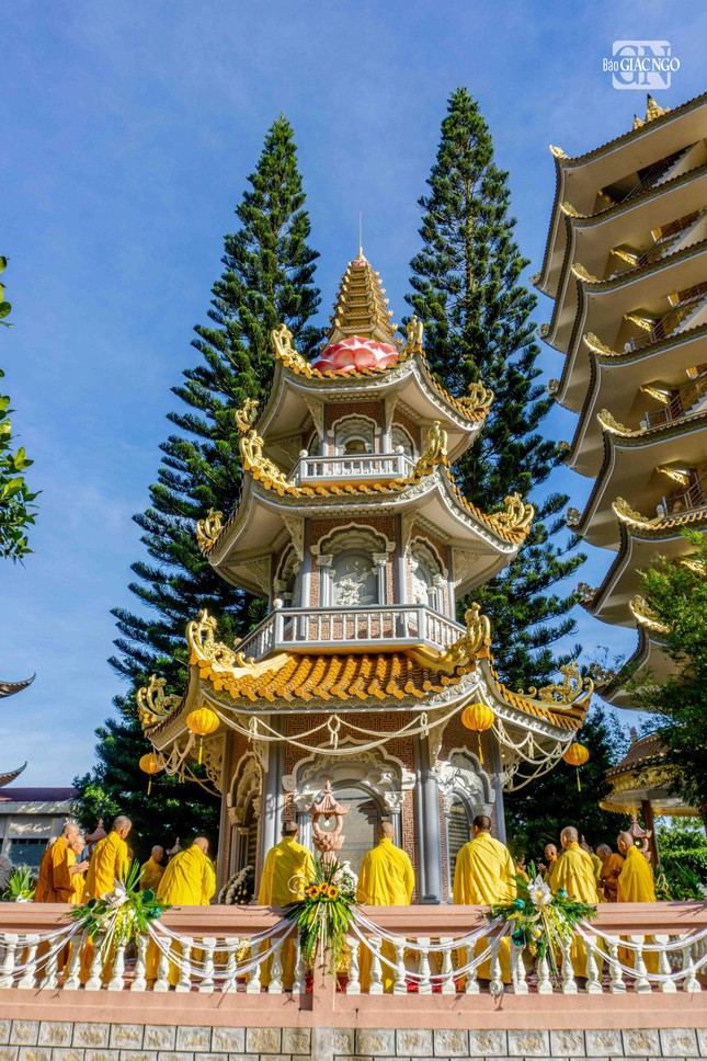 Môn phong đệ tử đảnh lễ tháp Tổ Môn phong đệ tử đảnh lễ tháp Tổ