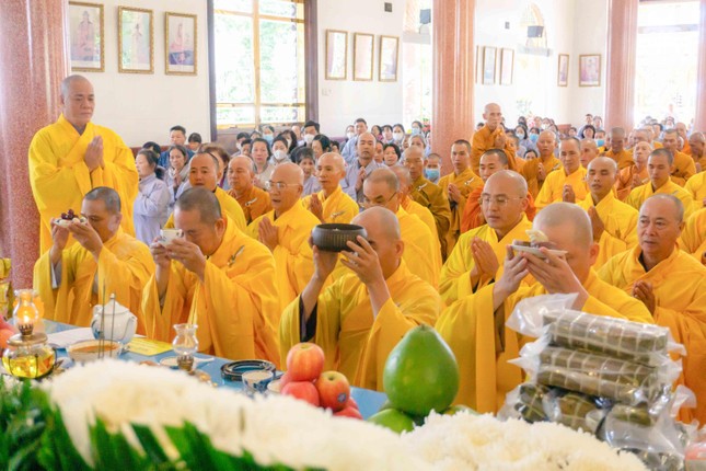 Môn hạ tại tổ đình Vạn Linh dâng phạn thực cúng dường Môn hạ tại tổ đình Vạn Linh dâng phạn thực cúng dường