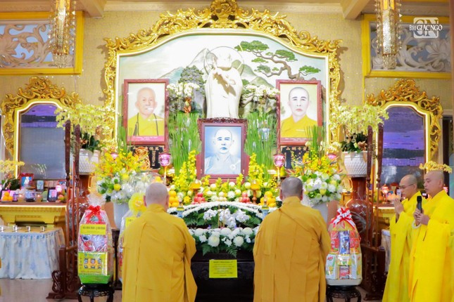 Chư tôn Giáo phẩm lãnh đạo Hội đồng Trị sự dâng hương tưởng niệm Chư tôn Giáo phẩm lãnh đạo Hội đồng Trị sự dâng hương tưởng niệm