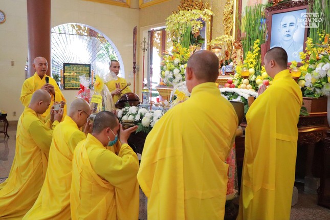 Cung tiến Giác linh Hòa thượng tại tổ đường chùa Vạn Đức Cung tiến Giác linh Hòa thượng tại tổ đường chùa Vạn Đức