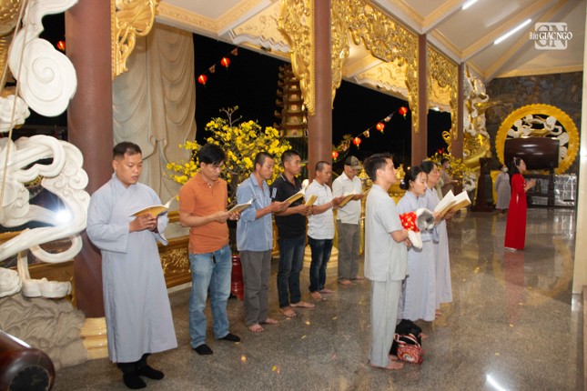 Thành tâm hướng về Tam bảo