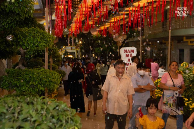 Đông đảo người dân về chùa trong thời điểm giao thừa