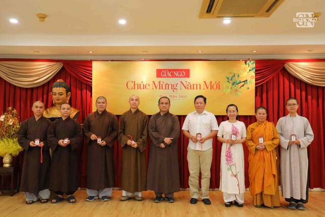 Trao thẻ cộng tác viên đến các thành viên câu lạc bộ