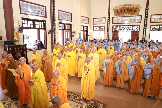 Tăng Ni và Phật tử thành kính tưởng niệm