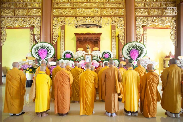 Chư tôn đức niêm hương bạch Tổ