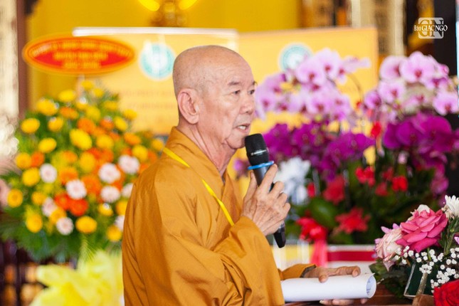 Hòa thượng Thích Thiện Xuân, Thành viên Hội đồng Chứng minh, Trưởng ban Quản trị tổ đình Thiên Thai, Trưởng ban Thừa kế Thiên Thai thiền giáo tông trình bày tham luận