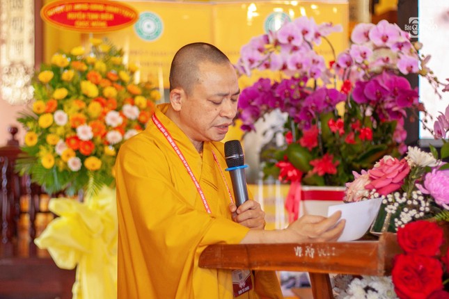 Thượng tọa Thích Quảng Tiến, Phó Văn phòng II TƯGH trình bày tham luận: &quot;Quê quán và gia tộc của Tổ sư Như Hiển - Chí Thiền&quot;