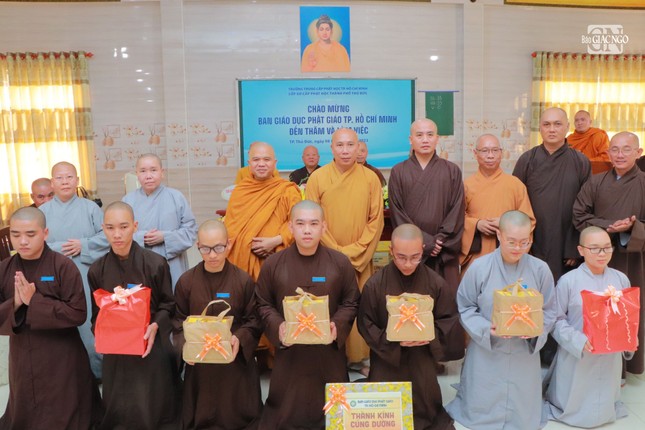 Tăng Ni sinh đón nhận phần quà từ Ban Giáo dục Phật giáo TP.HCM Tăng Ni sinh đón nhận phần quà từ Ban Giáo dục Phật giáo TP.HCM
