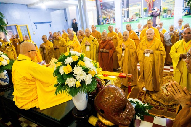 Chư tôn đức niêm hương, cử hành nghi thức cung rước giới bổn và tôn tượng Chư tôn đức niêm hương, cử hành nghi thức cung rước giới bổn và tôn tượng