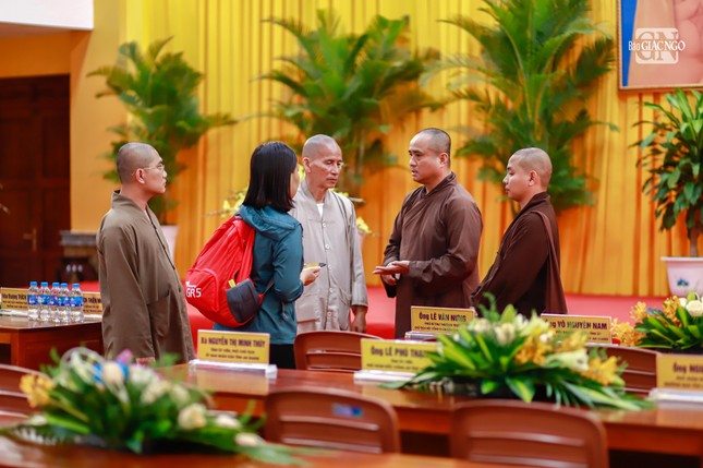 và ekip Báo Giác Ngộ trao đổi về công tác truyền thông lễ kỷ niệm