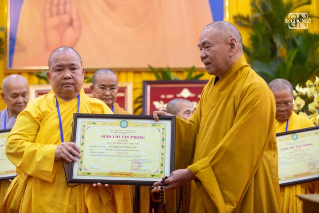 Hòa thượng Thích Thiện Pháp trao giáo chỉ tấn phong Ni trưởng Hòa thượng Thích Thiện Pháp trao giáo chỉ tấn phong Ni trưởng