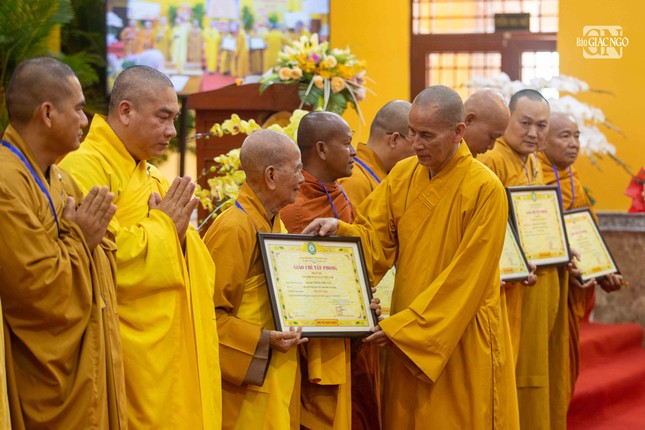 Hòa thượng Thích Thiện Thống trao giáo chỉ tấn phong Thượng tọa Hòa thượng Thích Thiện Thống trao giáo chỉ tấn phong Thượng tọa