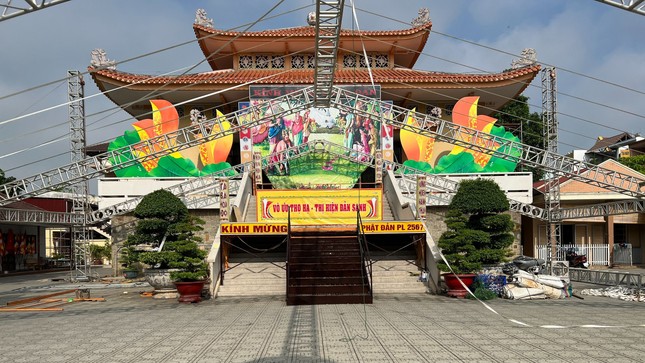 Lễ đài tại trụ sở Ban Trị sự GHPGVN TP.Thủ Đức - chùa Thiên Minh đang thi công