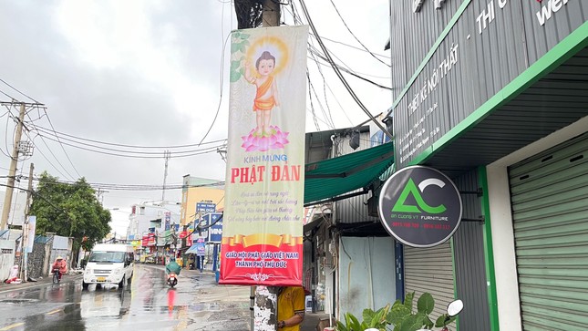 Băng rôn kính mừng Phật đản được treo trên đoạn đường Đỗ Xuân Hợp, TP.Thủ Đức