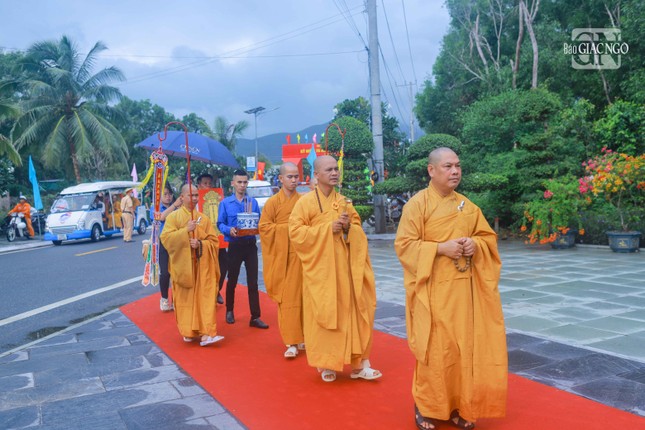Các phái đoàn chiêu u trang nghiêm do chư Tăng tiếp dẫn linh vị