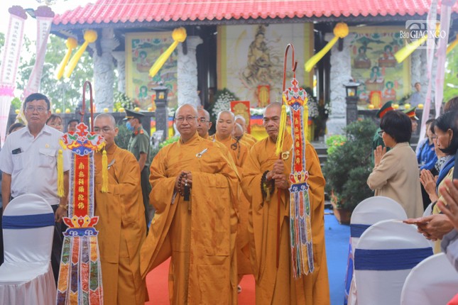 Không khí rước linh vị được cử hành trang nghiêm