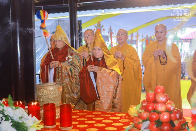 Chư tôn giáo phẩm niêm hương cầu nguyện tại Đền thờ Côn Đảo trong nghi lễ tưởng niệm truyền thống
