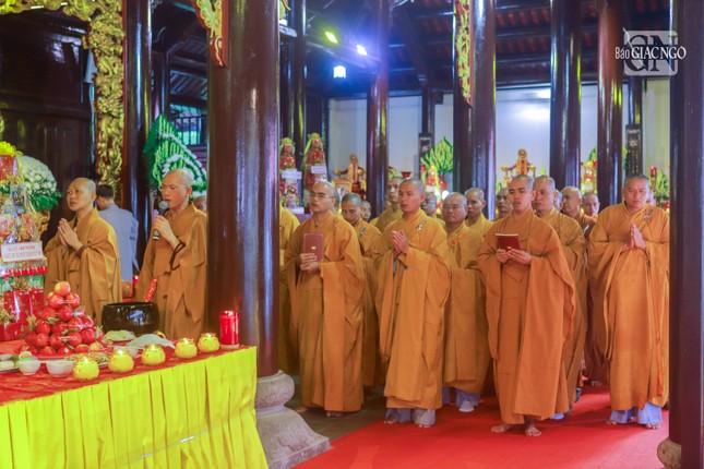 Chư Tăng cử hành nghi lễ truy tiến anh linh và tụng kinh cầu nguyện