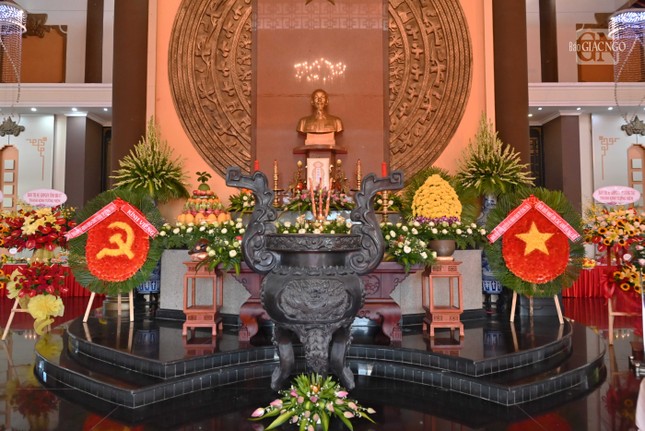 Linh đài Chủ tịch Hồ Chí Minh và chư anh linh anh hùng liệt sĩ tại đền thờ liệt sĩ TP.Vũng Tàu nằm cạnh vòng xoay Đài tưởng niệm liệt sĩ TP.Vũng Tàu