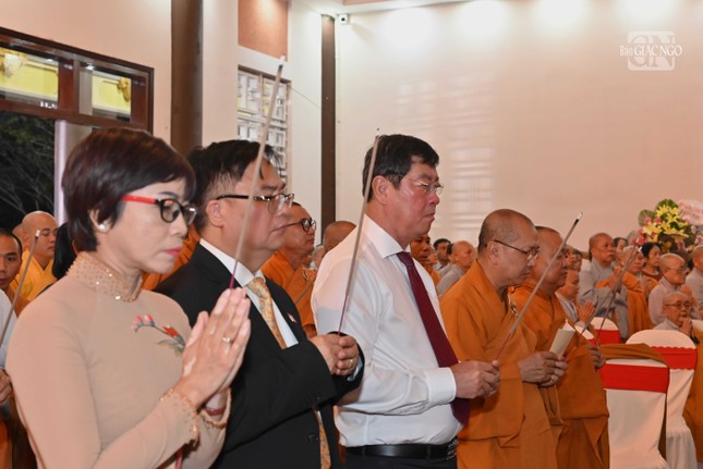 Chư tôn giáo phẩm cùng lãnh đạo TP.Vũng Tàu dâng hương tưởng niệm