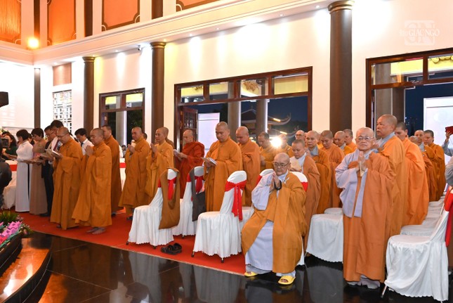 Tụng kinh kỳ siêu cầu nguyện theo nghi thức truyền thống Phật giáo