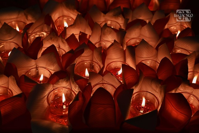 Ngọn nến của tình thương xoa dịu nỗi đau thương của chiến tranh