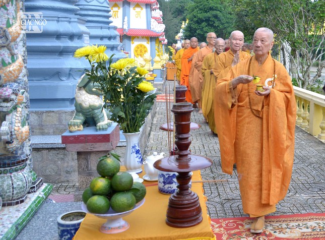 Hữu nhiễu bảo tháp chư vị Tổ sư trong khuôn viên vườn tháp tổ đình Thiên Thai