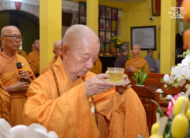 Dâng trà cúng dường tại tổ đường