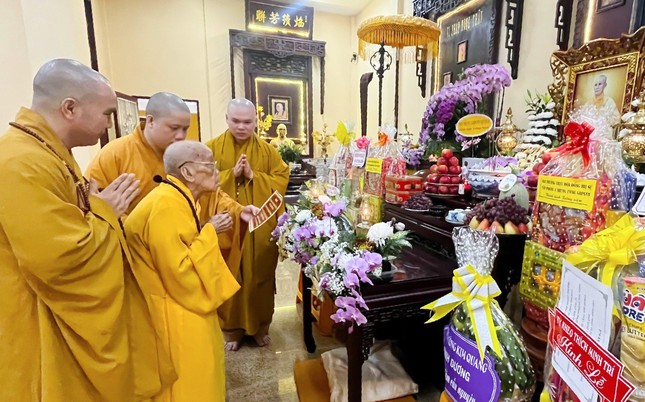 Trưởng lão Hòa thượng Thích Hiển Tu, Phó Pháp chủ GHPGVN, viện chủ chùa Phật Học Xá Lợi dâng hương tưởng niệm Đại lão Hòa thượng Thích Thiện Hào tại tổ đường