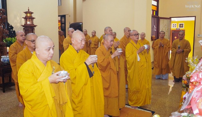 Chư tôn đức dâng trà cúng dường tại buổi lễ