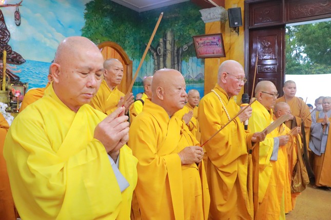 Chư tôn đức niêm hương bạch Phật