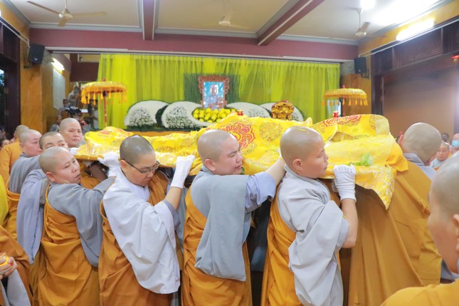 Cung thỉnh nhục thân Ni trưởng Thích nữ Tịnh Giới nhập kim quan