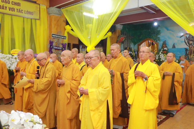 Chu tôn giáo phẩm niêm hương cầu nguyện trước khi cung tống kim quan Ni trưởng đến nơi trà-tỳ