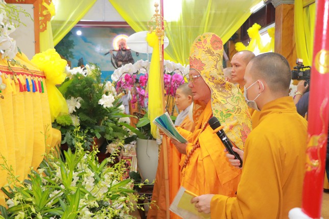 Hòa thượng Thích Huệ Cảnh thực hiện nghi thức phất trần