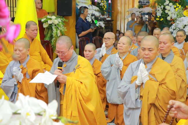 Ni sư Thích nữ Giới Thanh dâng lời tưởng niệm ân sư