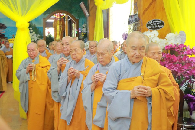 Chư tôn đức Ni niêm hương tưởng niệm