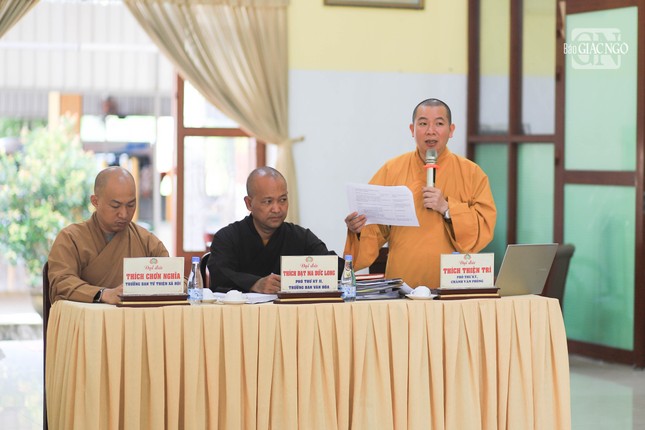 Đại đức Thích Thiện Trí đại diện Ban Thư ký trình các kế hoạch hoạt động Phật sự cuối năm Đại đức Thích Thiện Trí đại diện Ban Thư ký trình các kế hoạch hoạt động Phật sự cuối năm