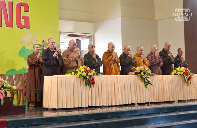 Chư tôn đức Hội đồng Điều hành, lãnh đạo các khoa tham dự Chư tôn đức Hội đồng Điều hành, lãnh đạo các khoa tham dự