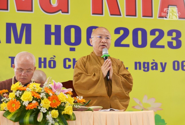 Thượng tọa Thích Nhật Từ phát biểu tại buổi lễ khai giảng Thượng tọa Thích Nhật Từ phát biểu tại buổi lễ khai giảng