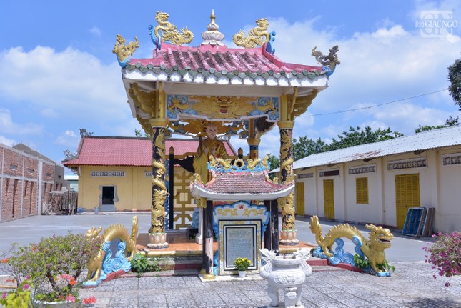Tôn tượng và văn bia tưởng niệm Hòa thượng Thích Thiện Hòa, khai sơn chùa Đại Tòng Lâm Tôn tượng và văn bia tưởng niệm Hòa thượng Thích Thiện Hòa, khai sơn chùa Đại Tòng Lâm