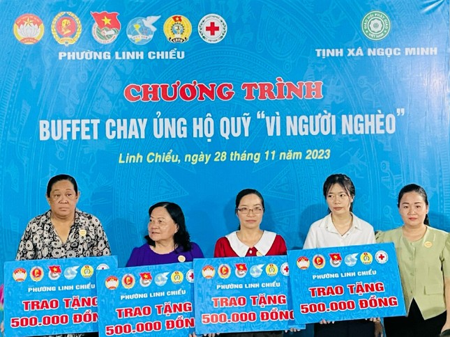 Bà Trần Mai Thảo, Phó Bí thư Thường trực Đảng ủy P.Linh Chiểu trao bảng tượng trưng các suất quà đến gia đình có hoàn cảnh khó khăn Bà Trần Mai Thảo, Phó Bí thư Thường trực Đảng ủy P.Linh Chiểu trao bảng tượng trưng các suất quà đến gia đình có hoàn cảnh khó khăn