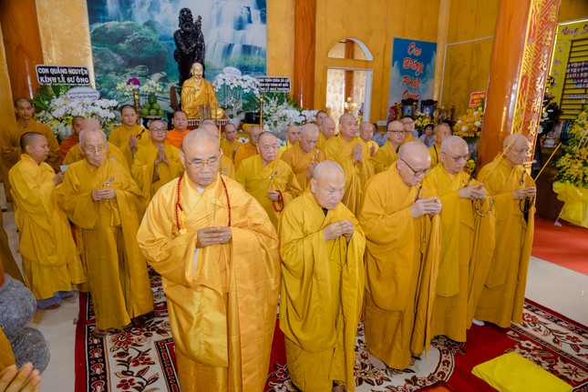 Chư tôn giáo phẩm viếng tang Trưởng lão Hòa thượng Thích Minh Chánh