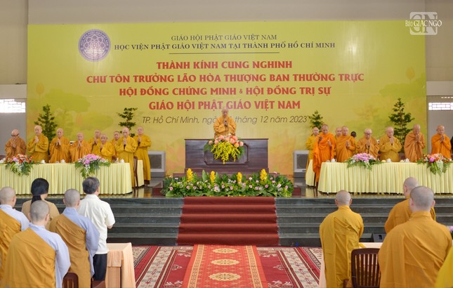 Chư tôn giáo phẩm quang lâm thăm và sách tấn Tăng Ni sinh cơ sở II Học viện Phật giáo VN tại TP.HCM