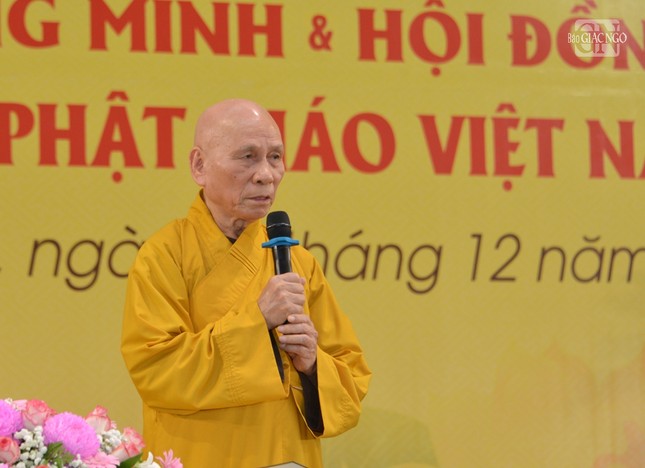 Trưởng lão Hòa thượng Thích Giác Quang sách tấn hội chúng tại đại giảng đường Minh Châu